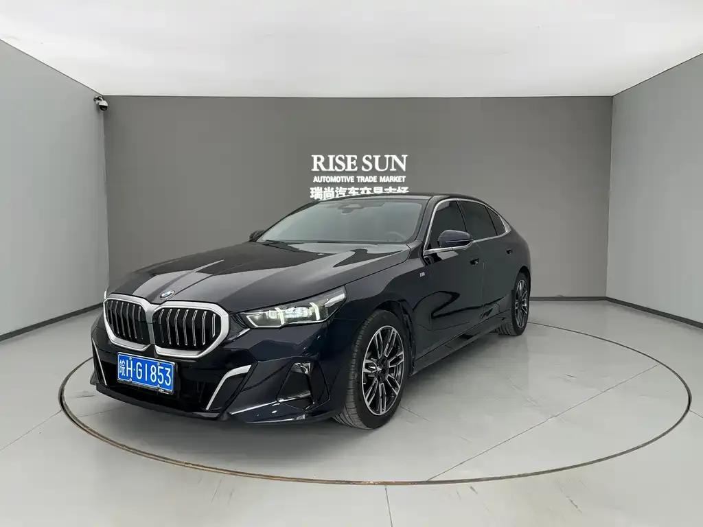 BMW 5 Series — фото 1