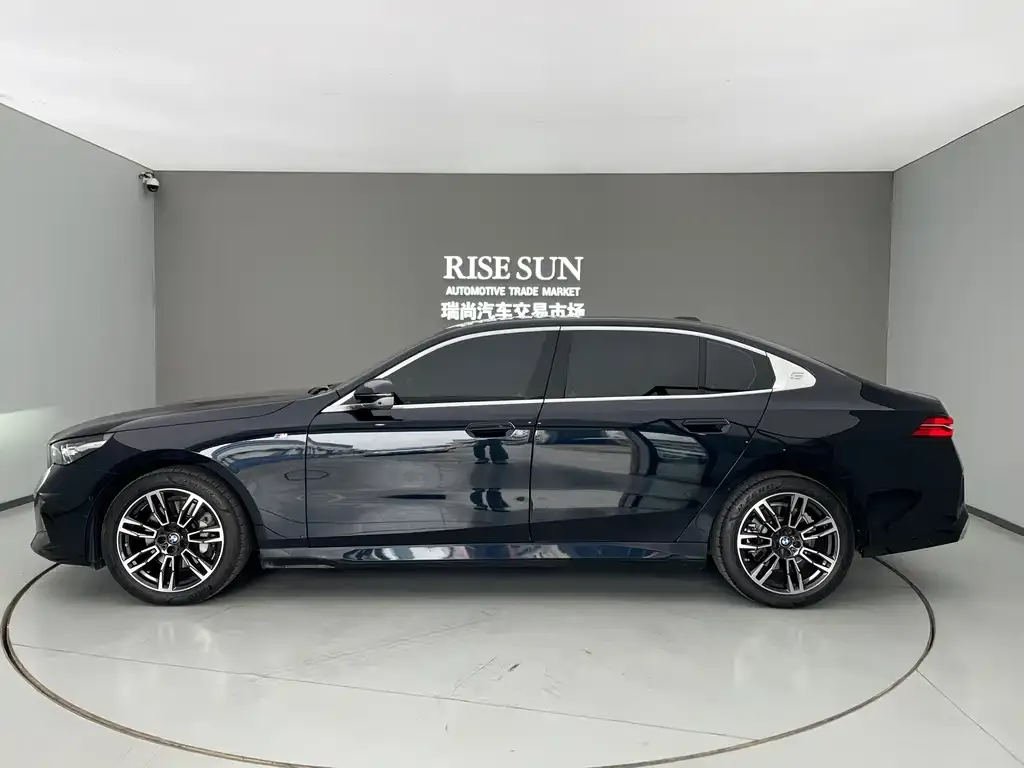 BMW 5 Series — фото 9