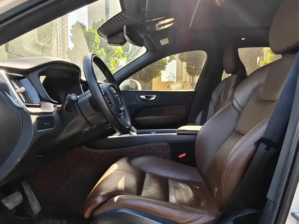 Volvo XC60 2023 из CN, фото 3