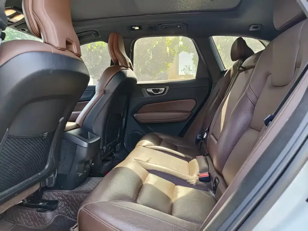 Volvo XC60 2023 из CN, фото 2