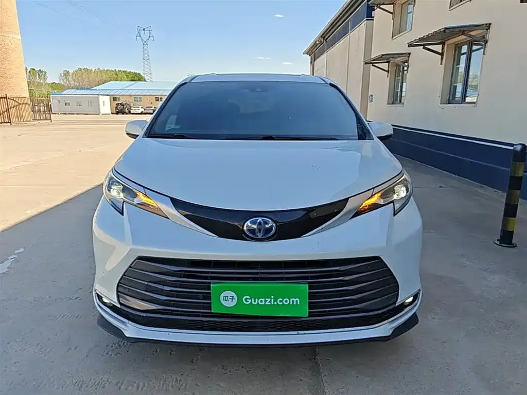 Toyota Sienna — фото 9