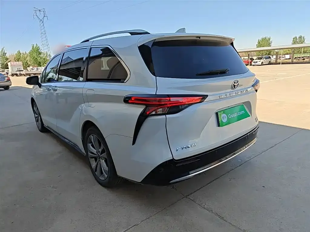 Toyota Sienna — фото 2