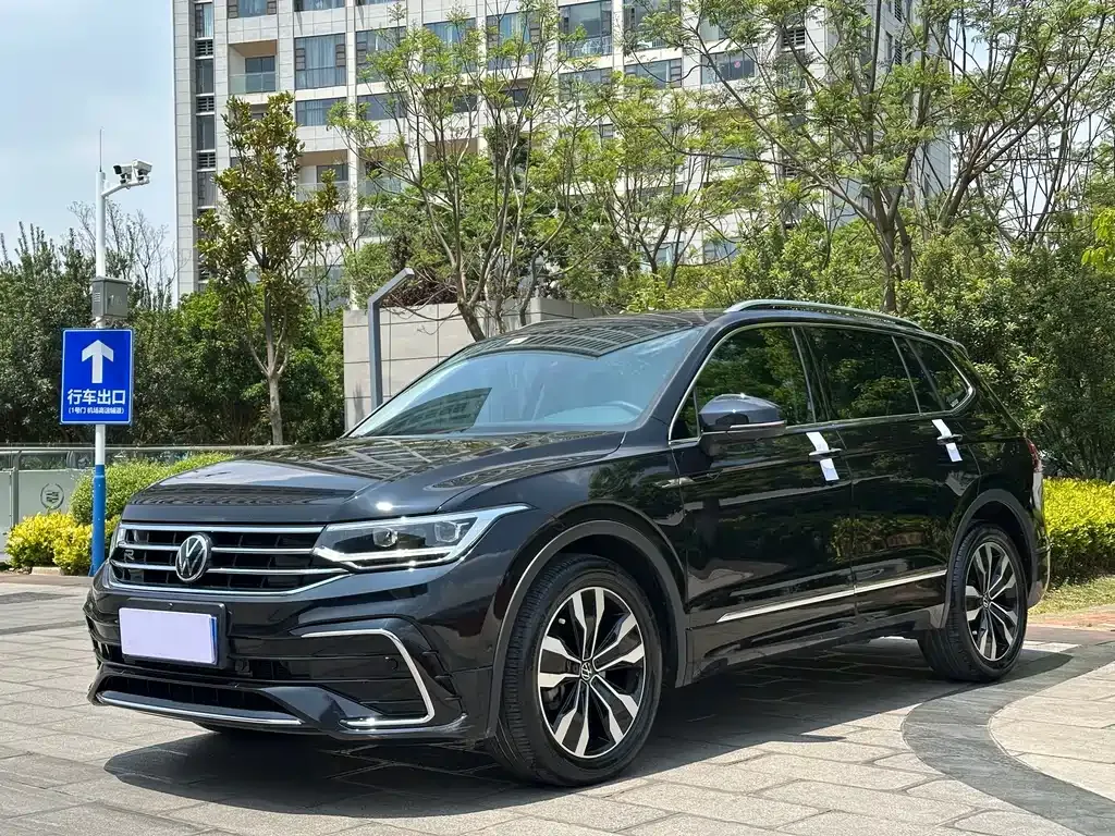 Volkswagen Tiguan L — фото 1