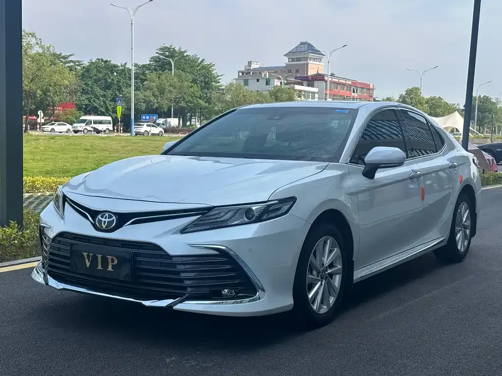 Toyota Camry — фото 1