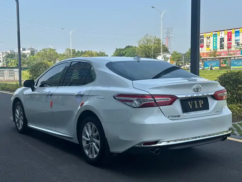 Toyota Camry — фото 5