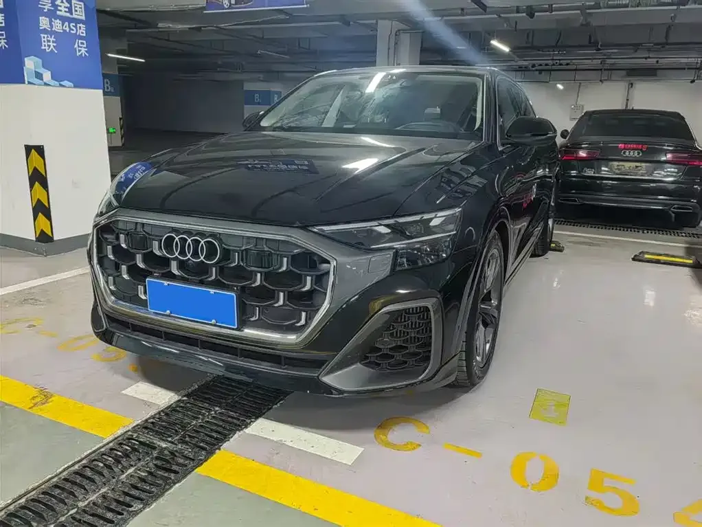 Audi Q8 — фото 1