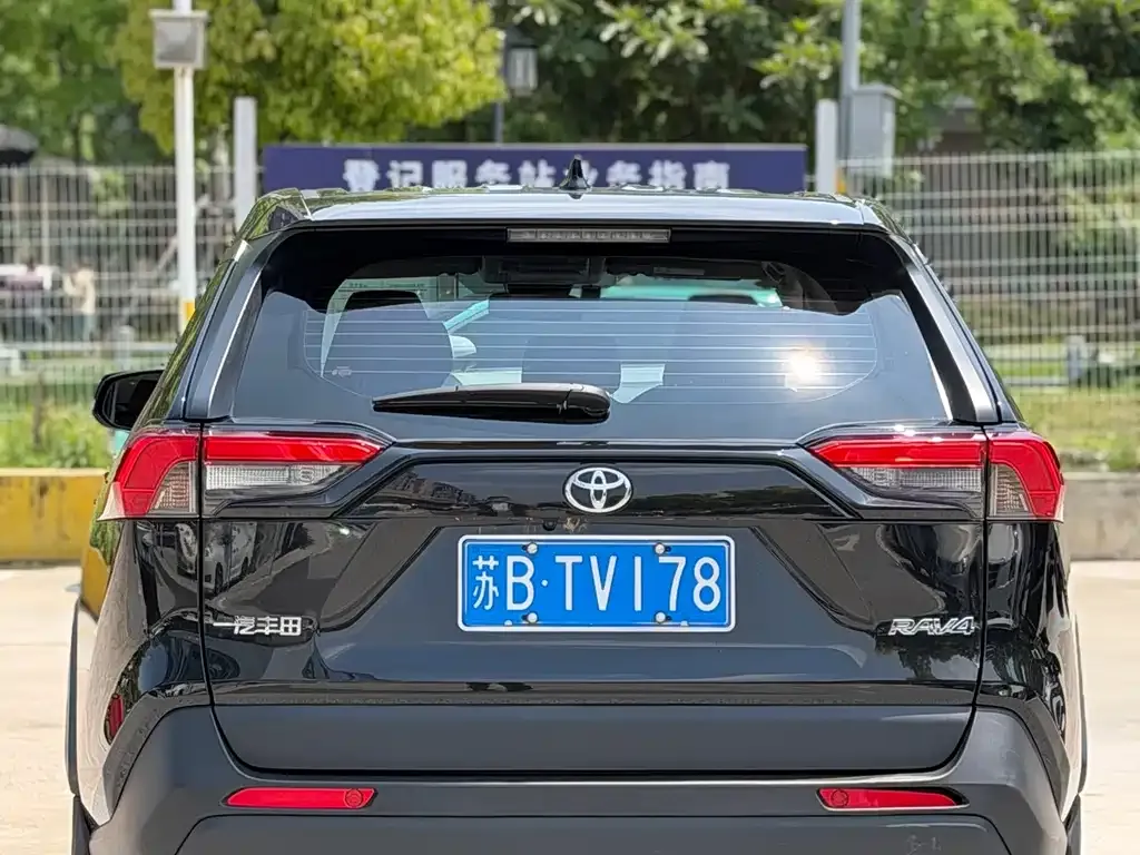 Toyota RAV4 2024 из CN, фото 3