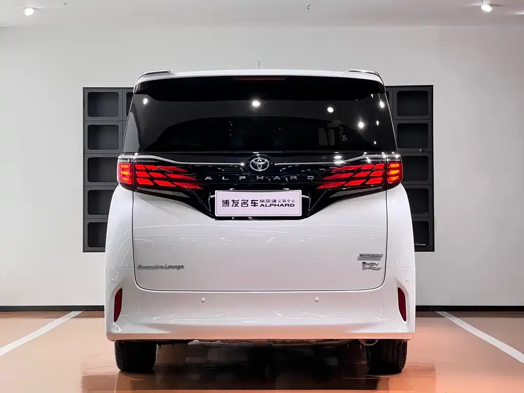 Toyota Alphard — фото 2
