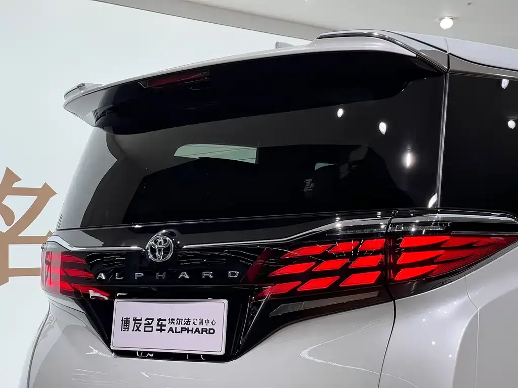 Toyota Alphard — фото 5
