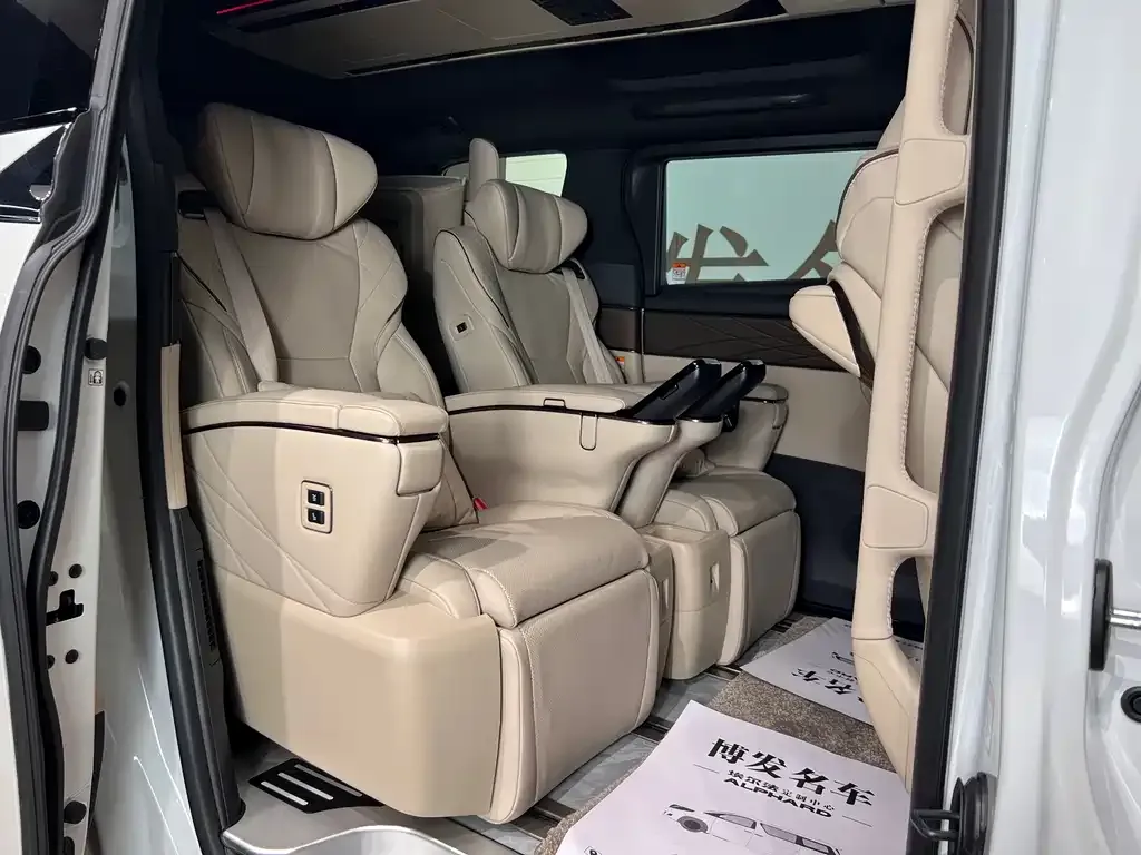Toyota Alphard — фото 9