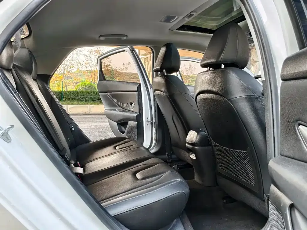 Hyundai Elantra — фото 2