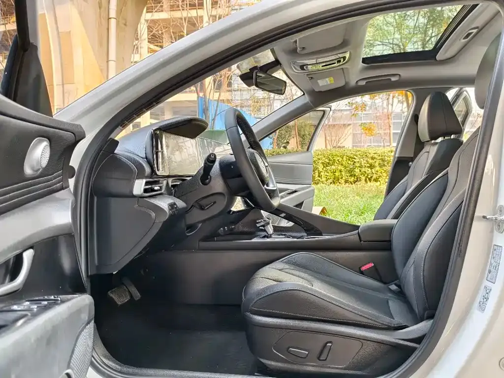 Hyundai Elantra — фото 3