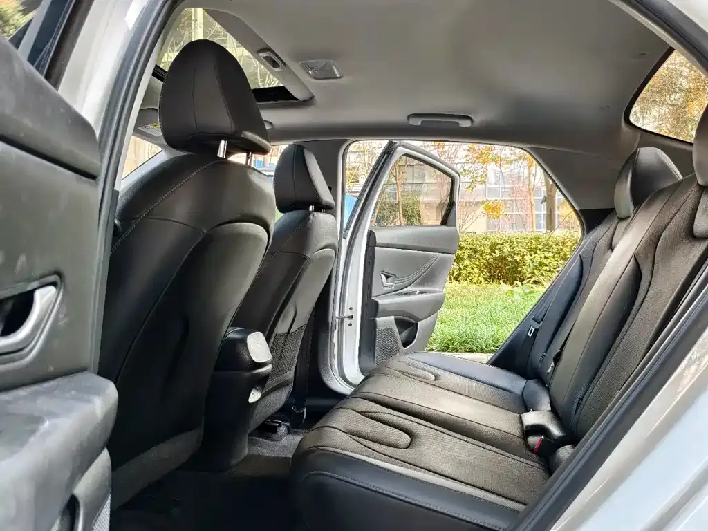 Hyundai Elantra — фото 4