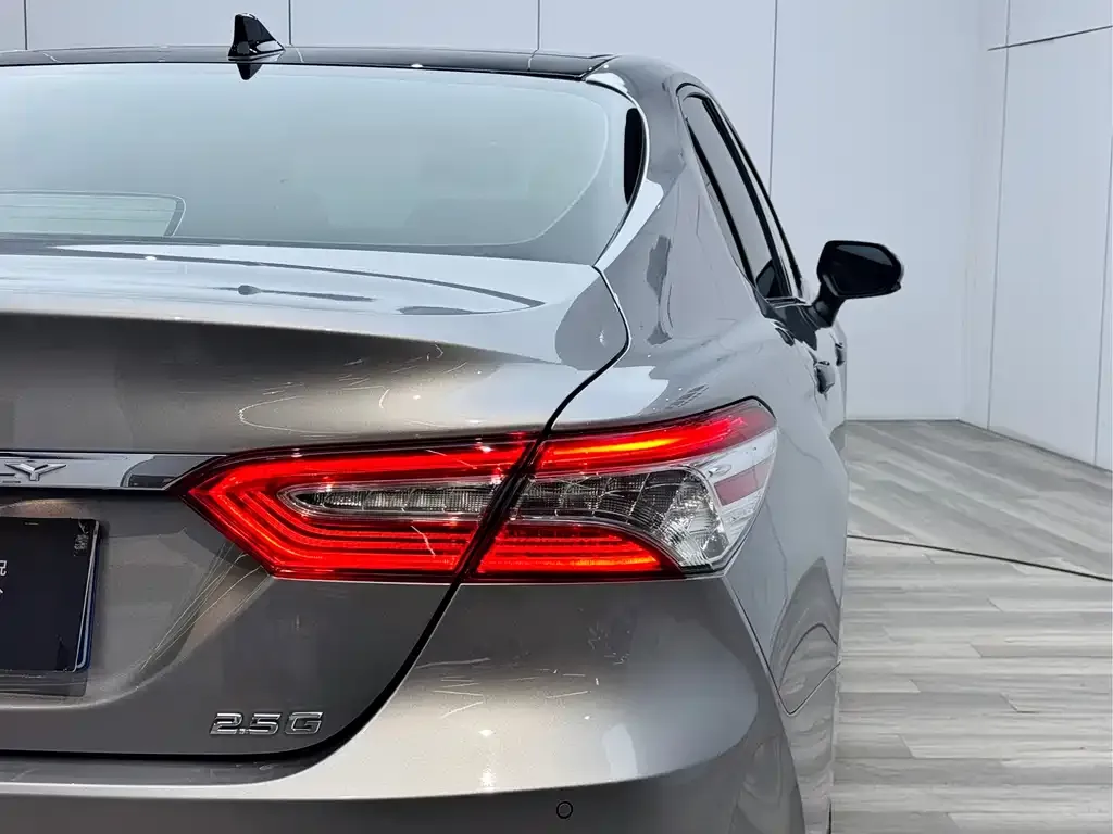 Toyota Camry — фото 2
