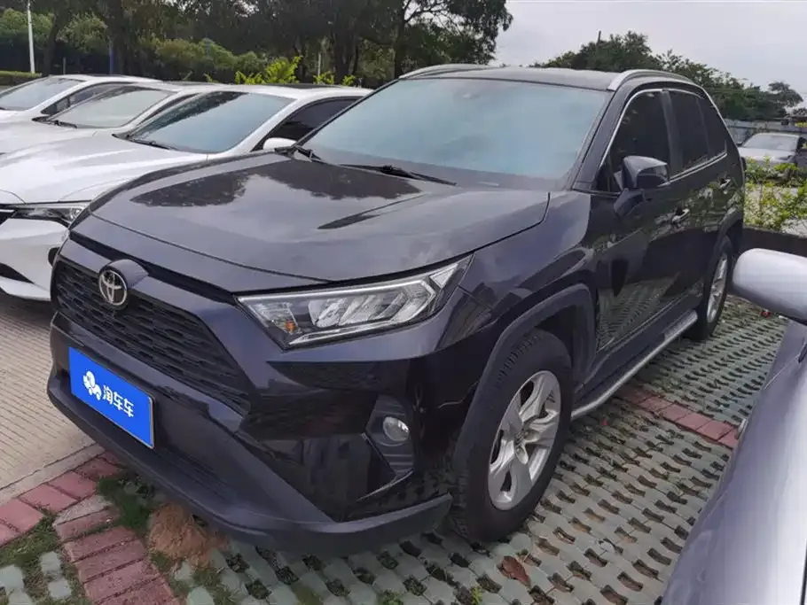 Toyota RAV4 — фото 1
