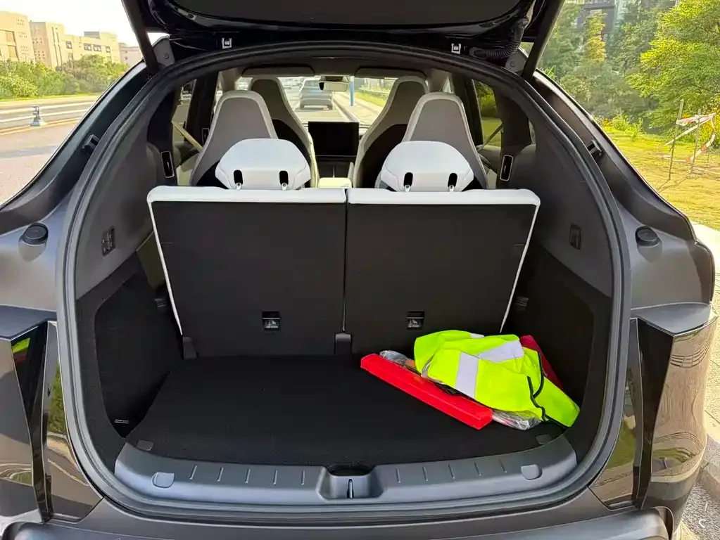 Tesla Model Y L — фото 3