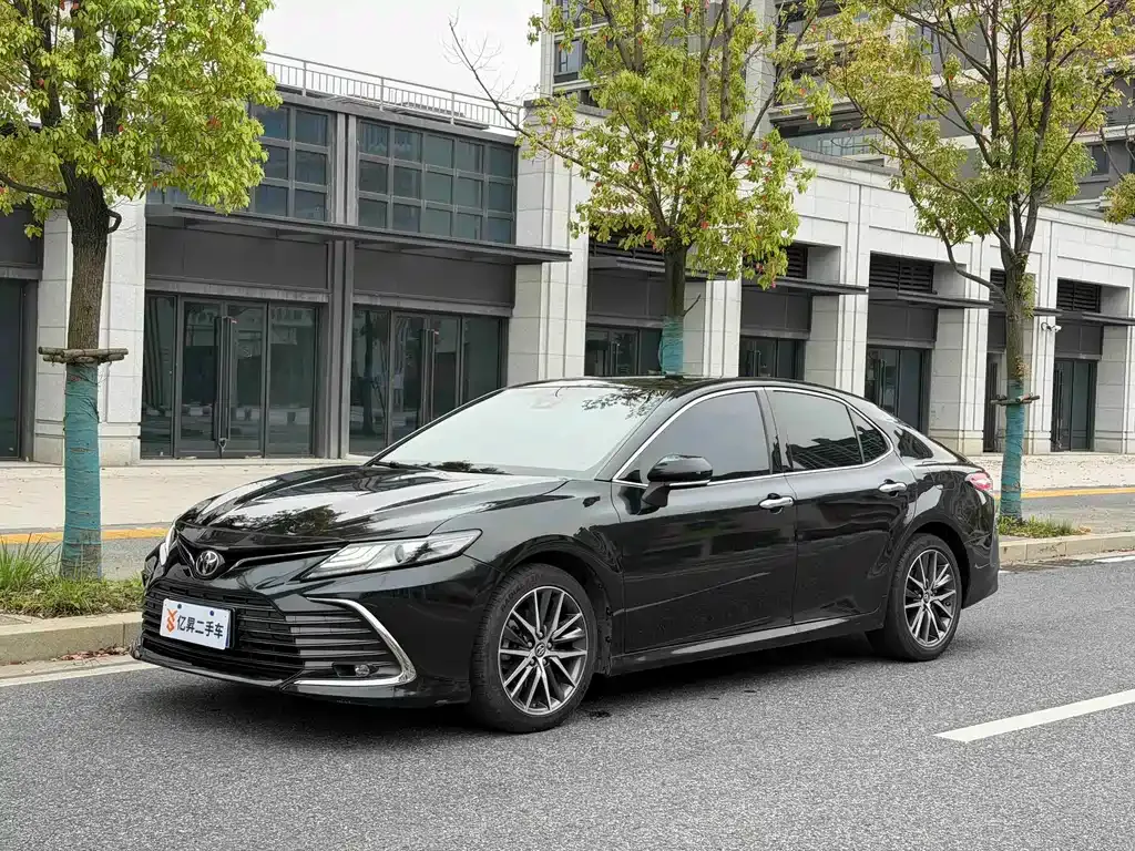 Toyota Camry — фото 1