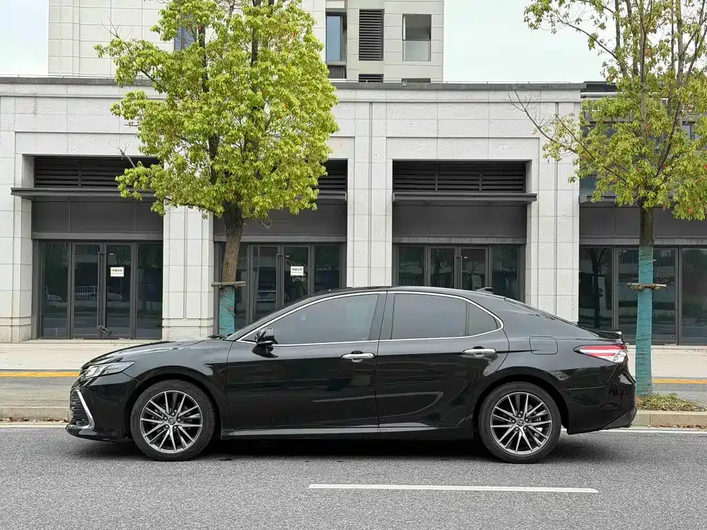 Toyota Camry — фото 5
