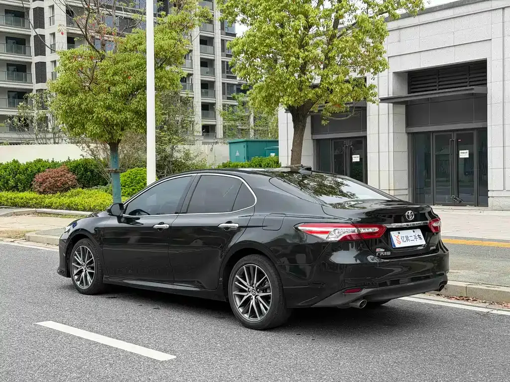 Toyota Camry — фото 7