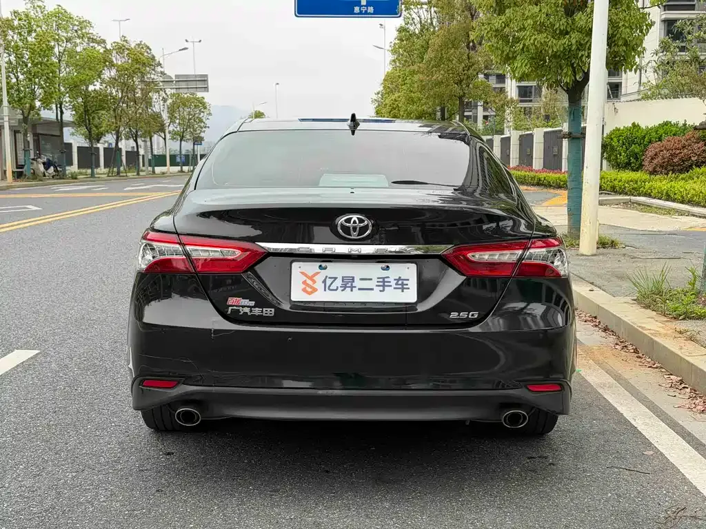 Toyota Camry — фото 6