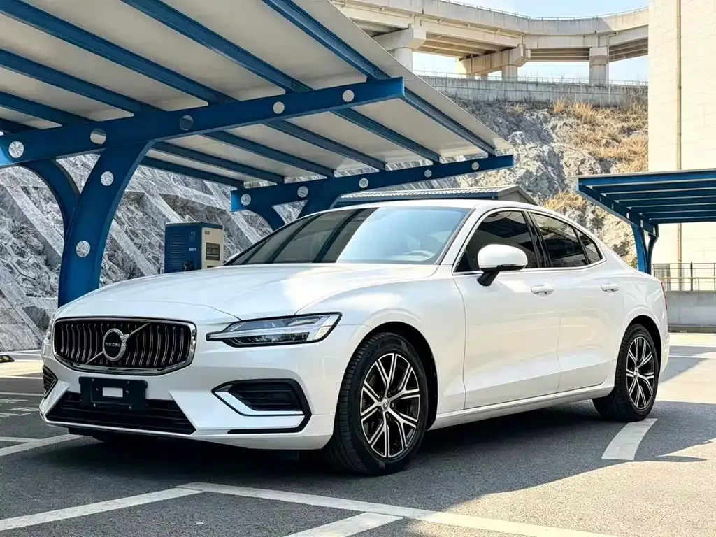 Volvo S60 — фото 1