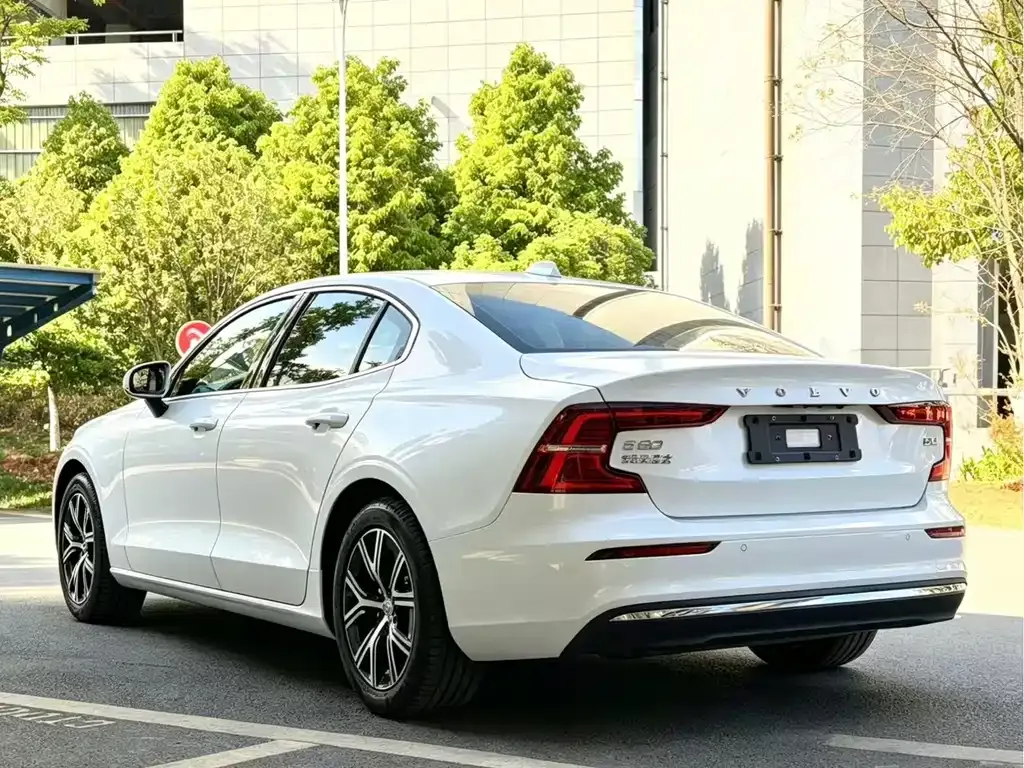 Volvo S60 — фото 7