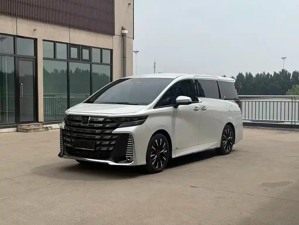 Toyota Vellfire — фото 1