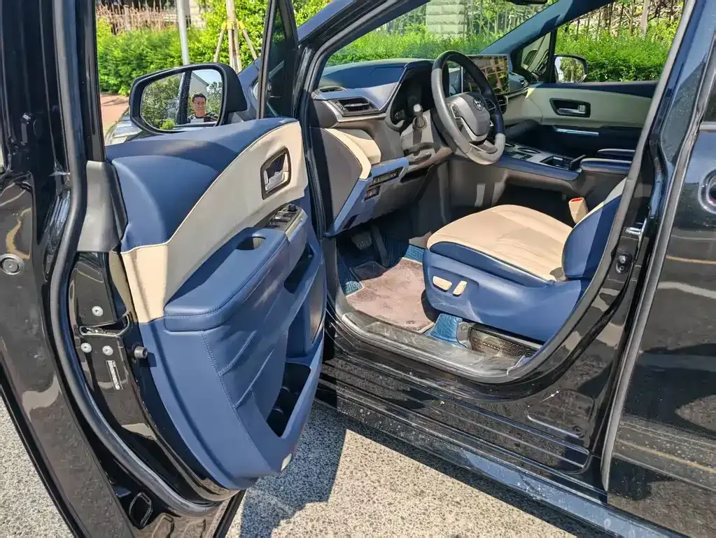 Toyota Sienna — фото 8