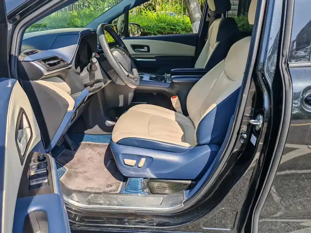 Toyota Sienna — фото 4