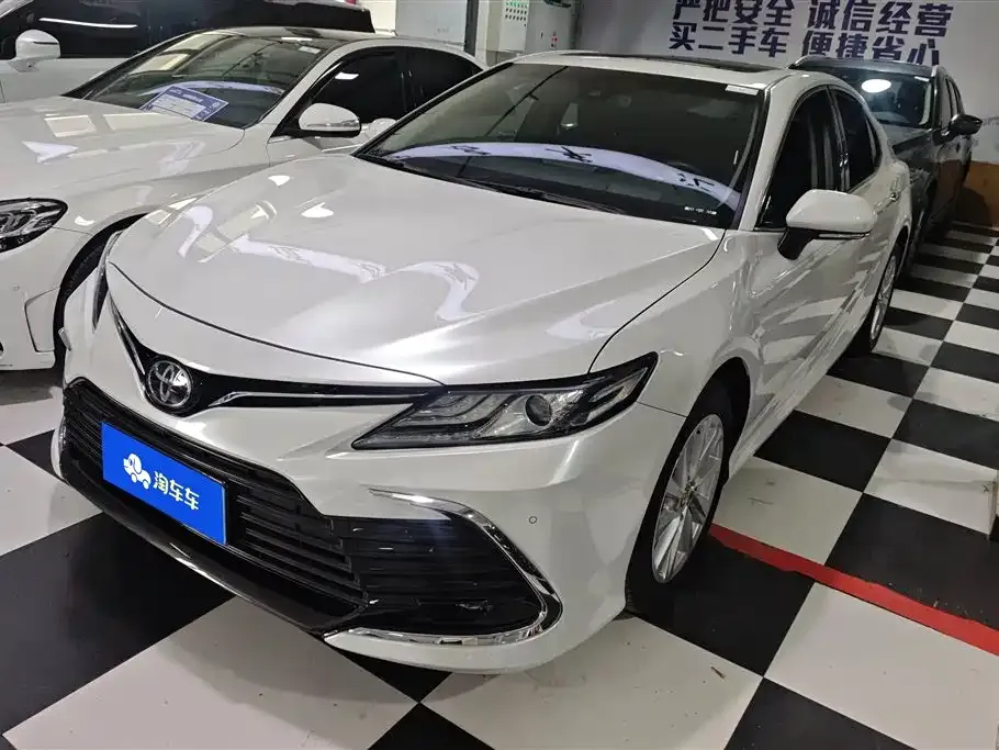 Toyota Camry — фото 1