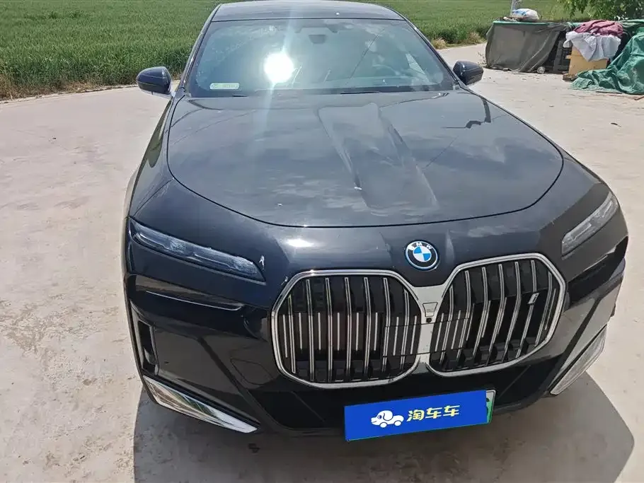 BMW i7