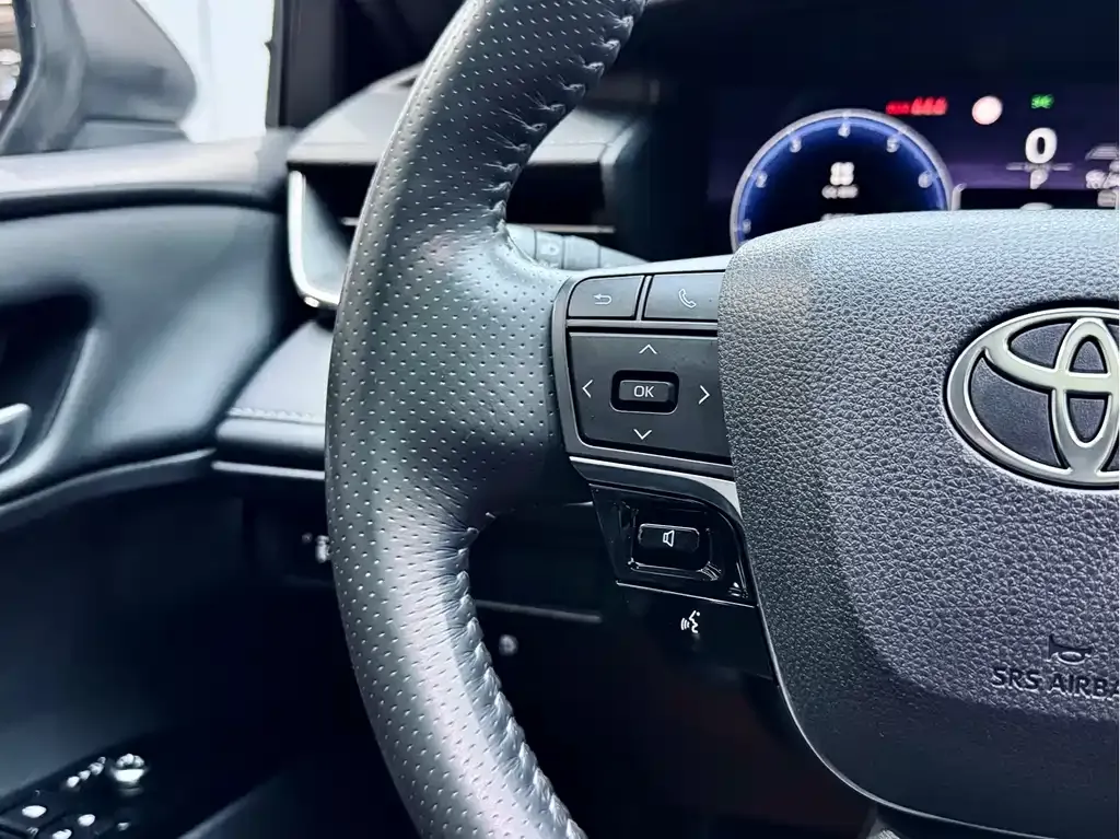Toyota Camry — фото 10