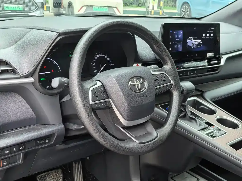 Toyota Granvia — фото 9