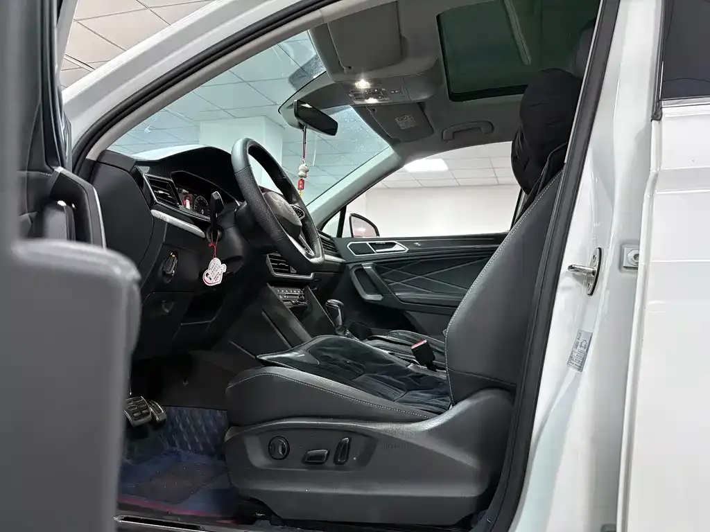 Volkswagen Tiguan L — фото 9