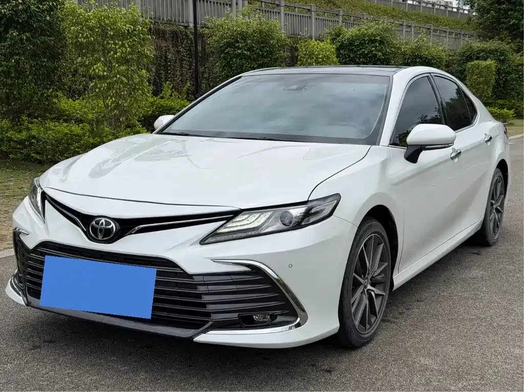 Toyota Camry — фото 1