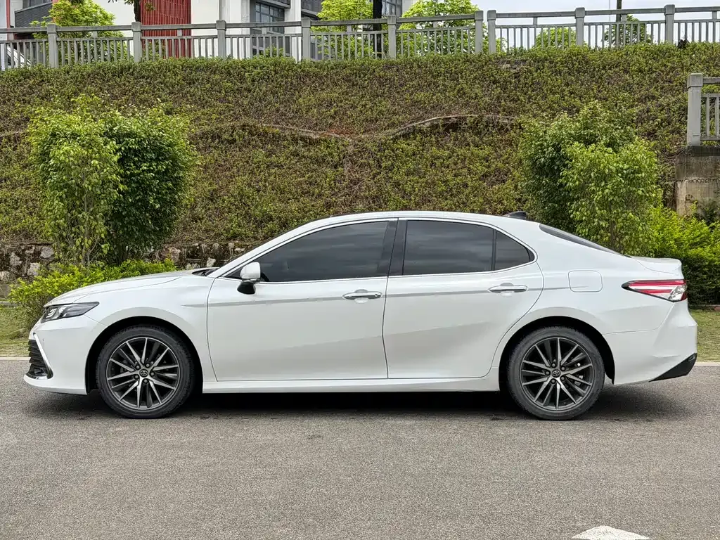 Toyota Camry — фото 10