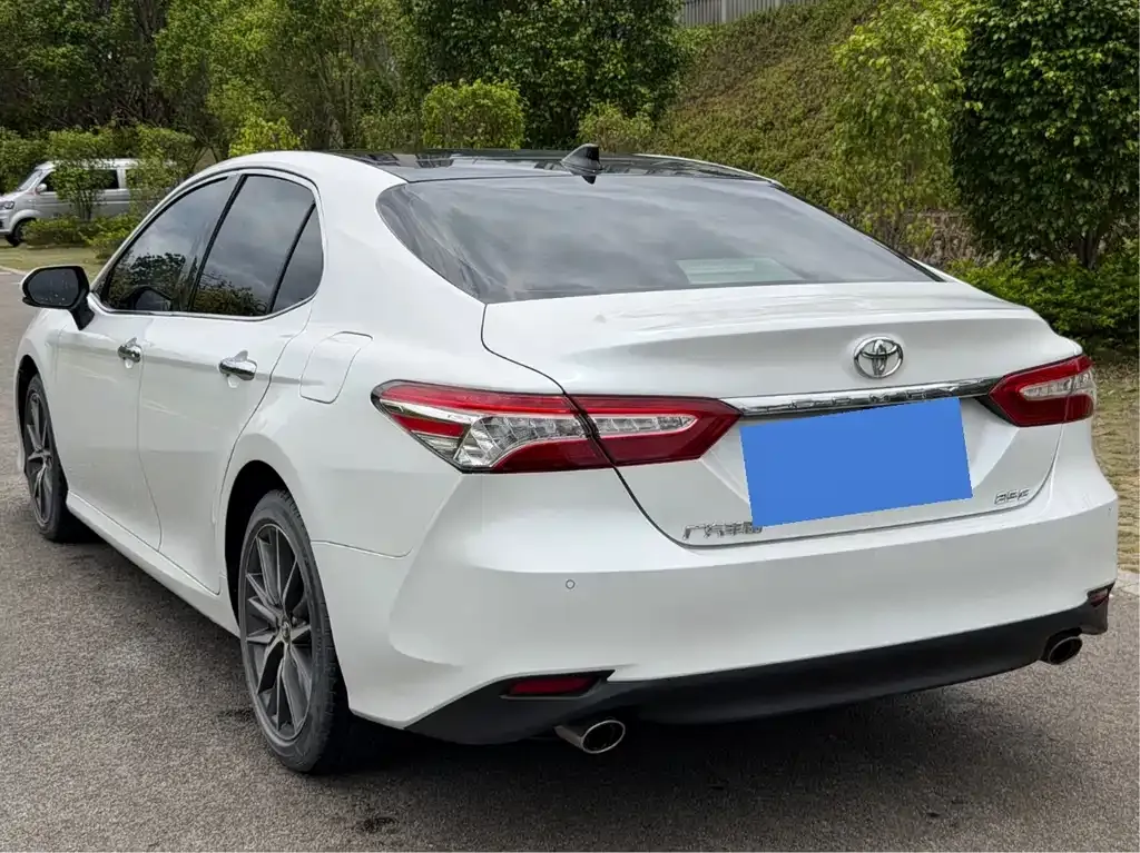 Toyota Camry — фото 5