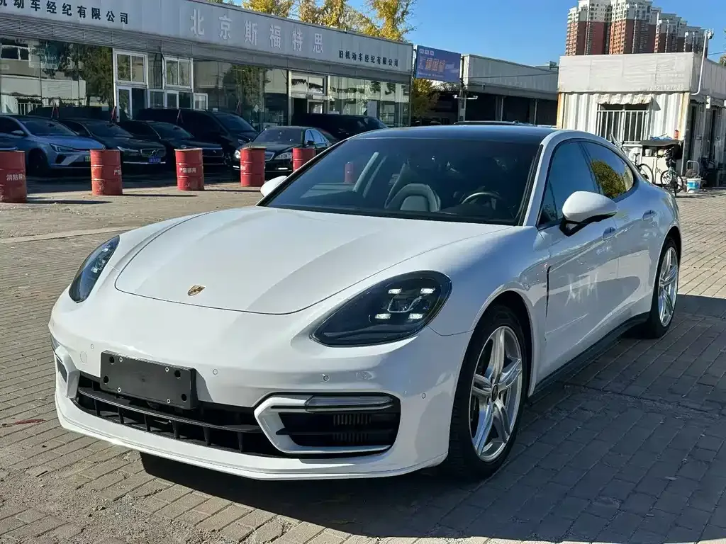 Porsche Panamera — фото 1