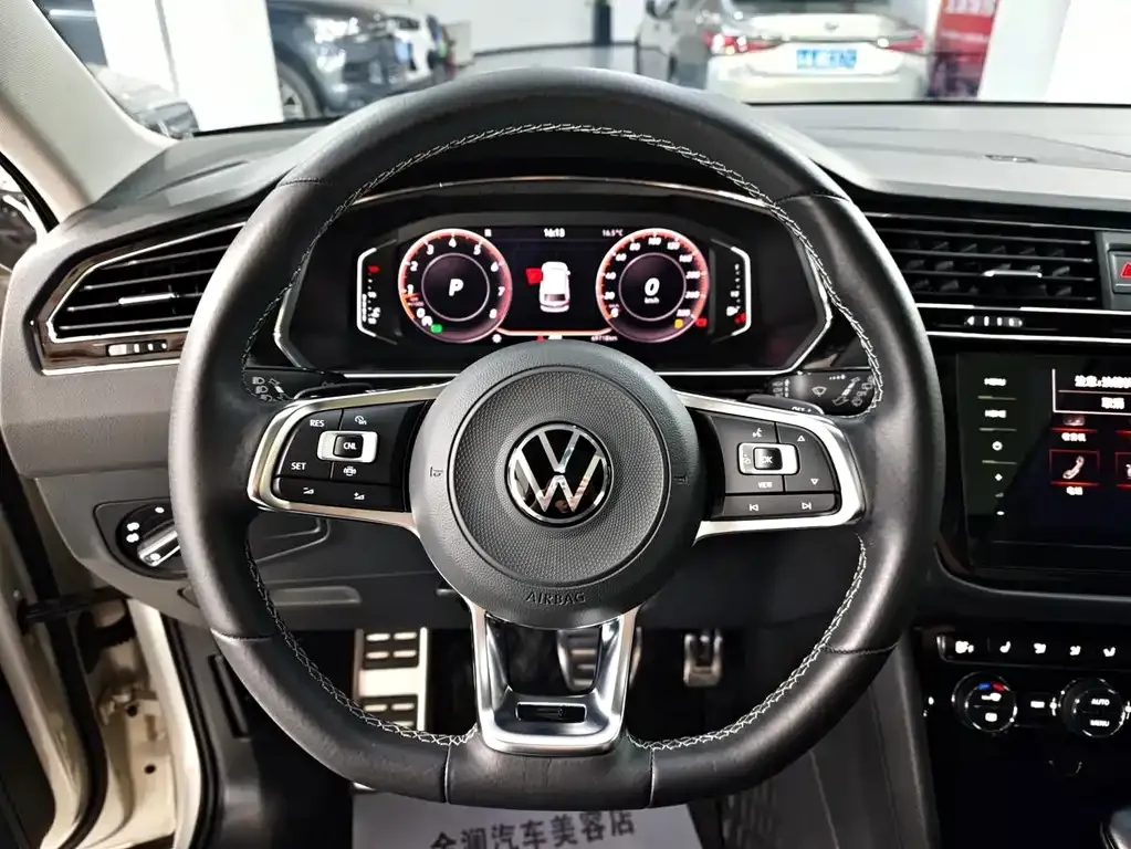 Volkswagen Tiguan L — фото 2