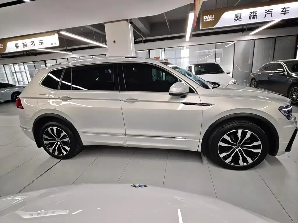 Volkswagen Tiguan L — фото 10