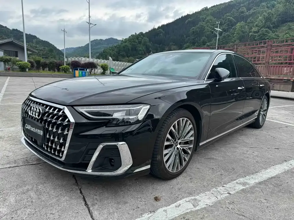 Audi A8 — фото 1