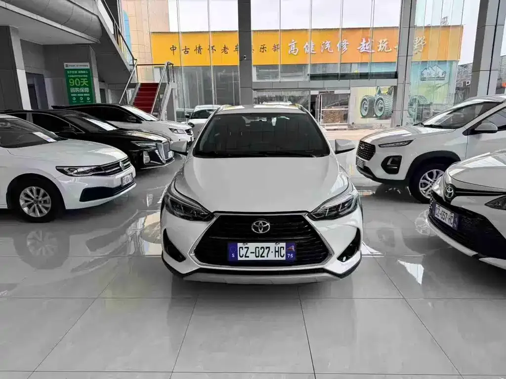 Toyota Yaris L — фото 1