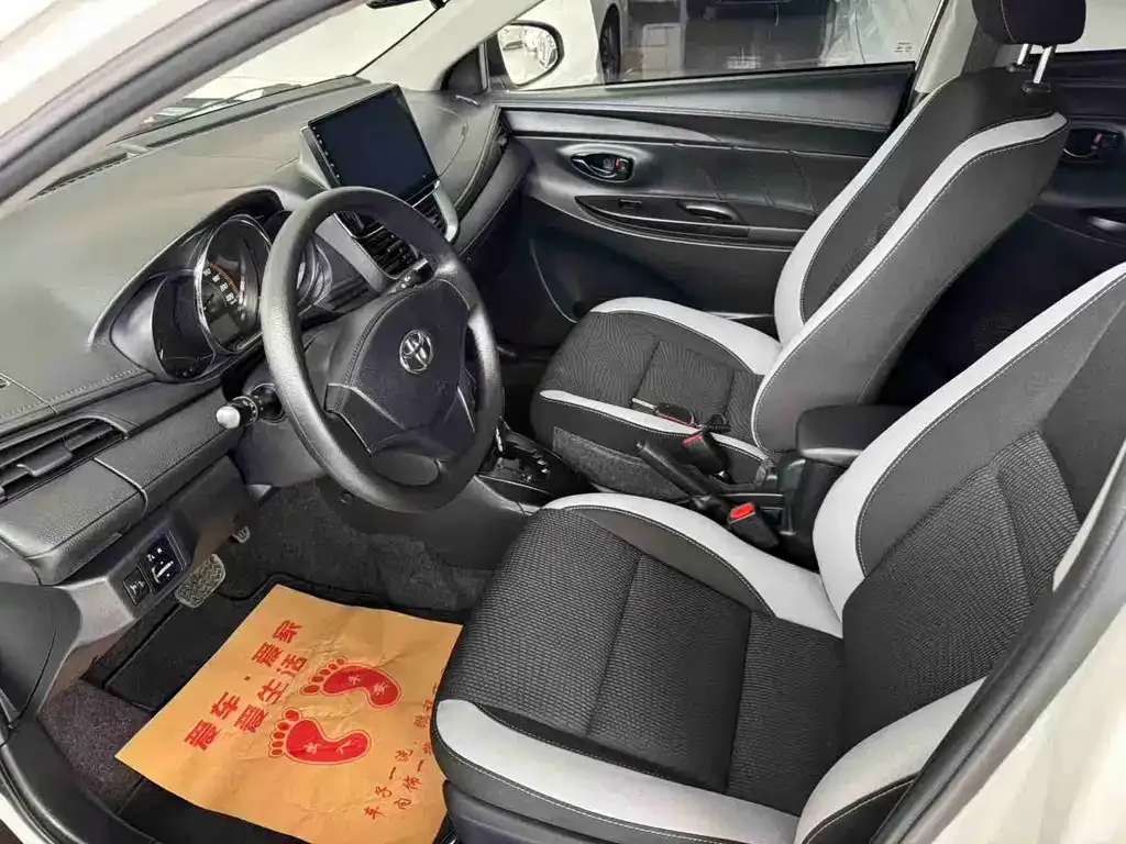 Toyota Yaris L — фото 5
