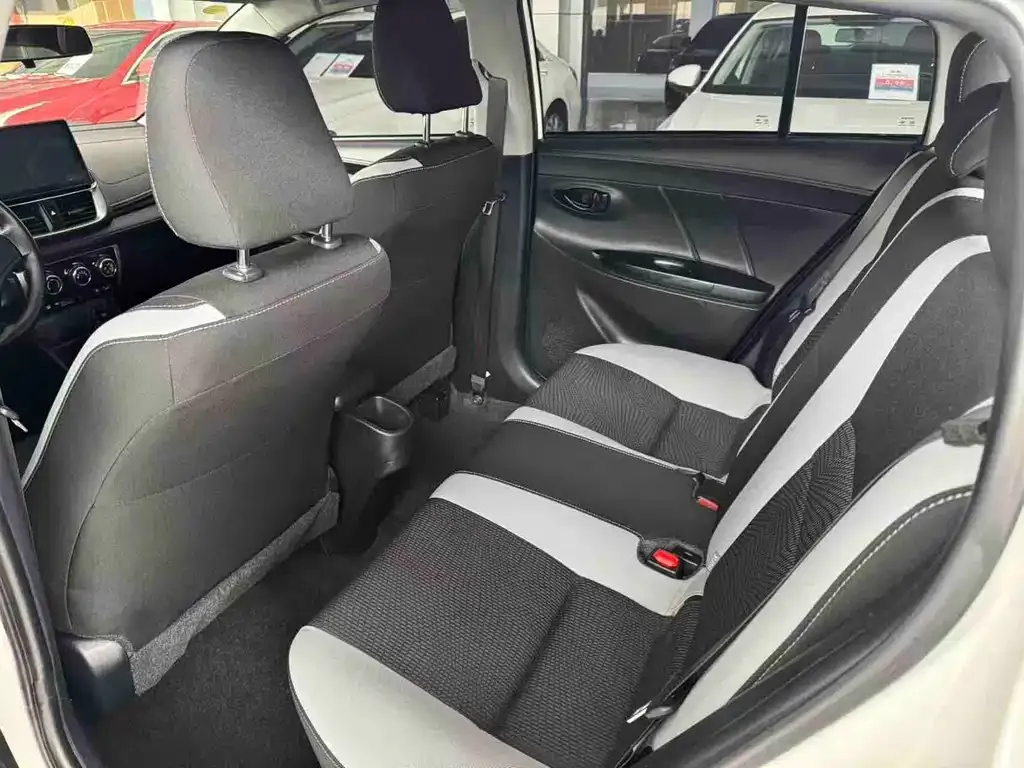Toyota Yaris L — фото 10