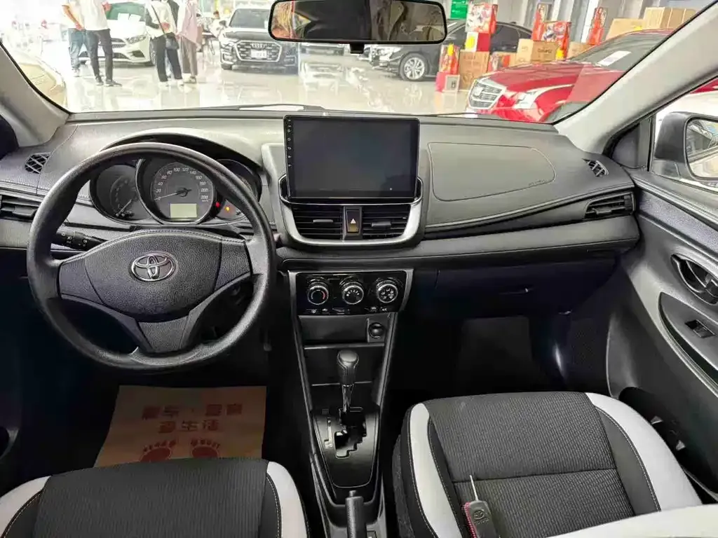 Toyota Yaris L — фото 2