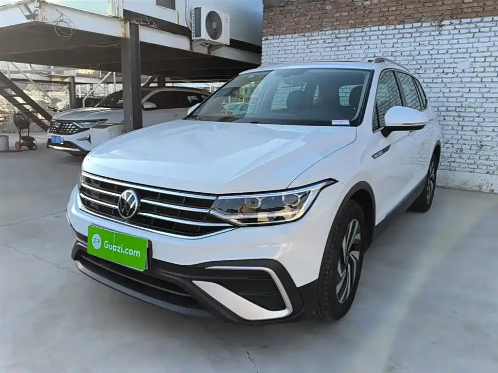 Volkswagen Tiguan L — фото 9