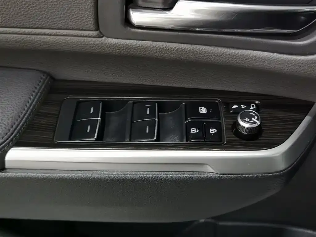 Toyota Granvia — фото 3