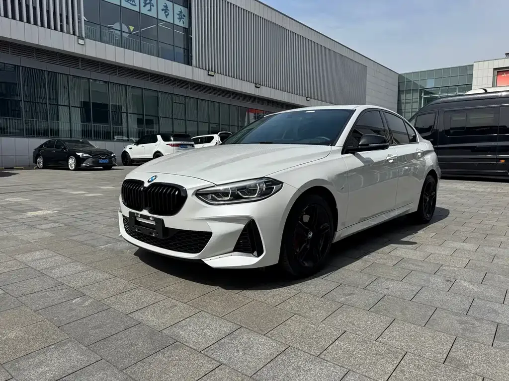 BMW 1 Series 2023 из CN, фото 1