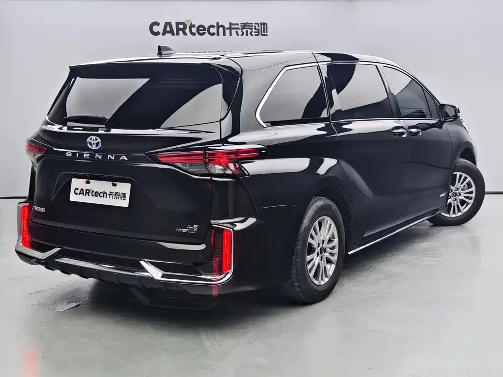Toyota Sienna — фото 5
