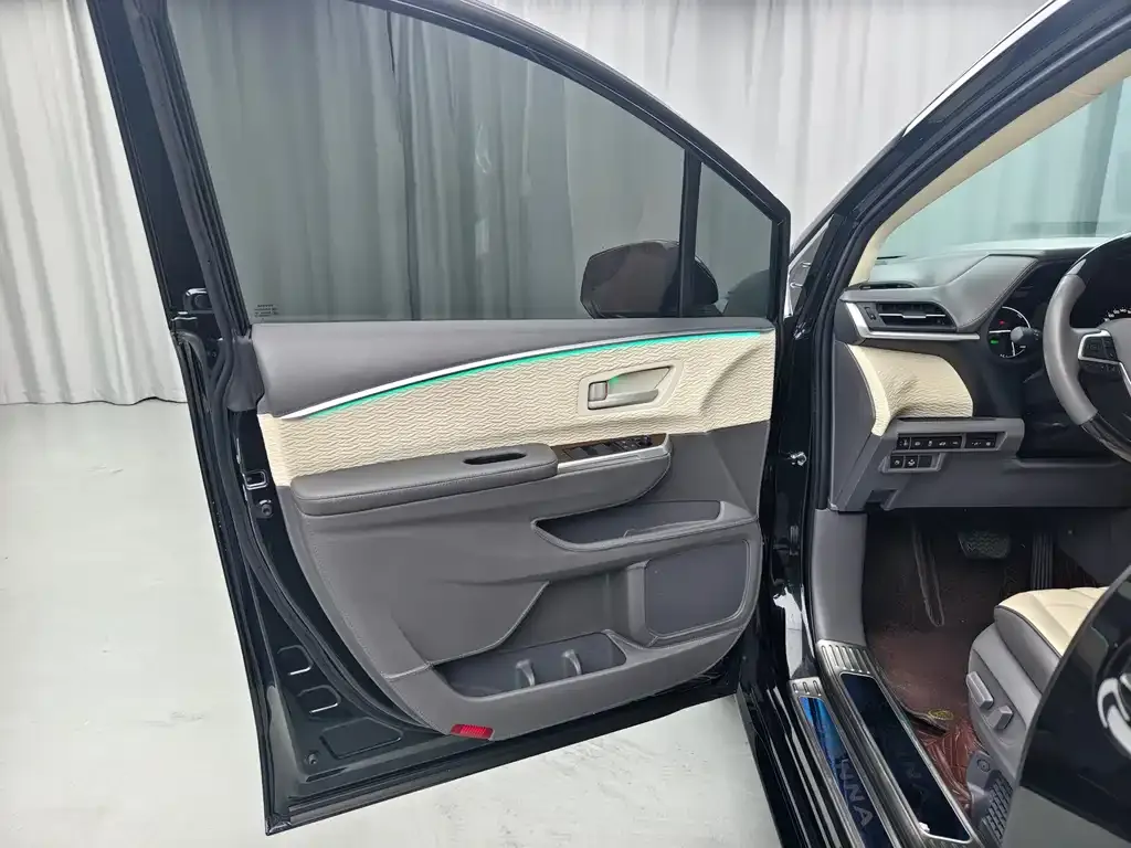 Toyota Sienna — фото 4